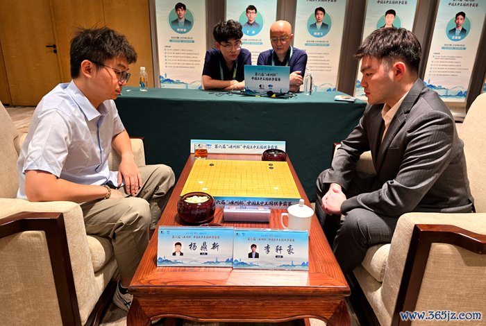 李轩豪九段（右）战胜杨鼎新九段。人民网记者 胡雪蓉摄